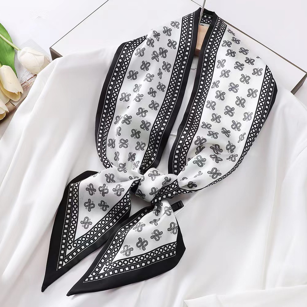 Foulard Quadrato di Lusso in S - Luxury Bags Online recensione e prezzo
