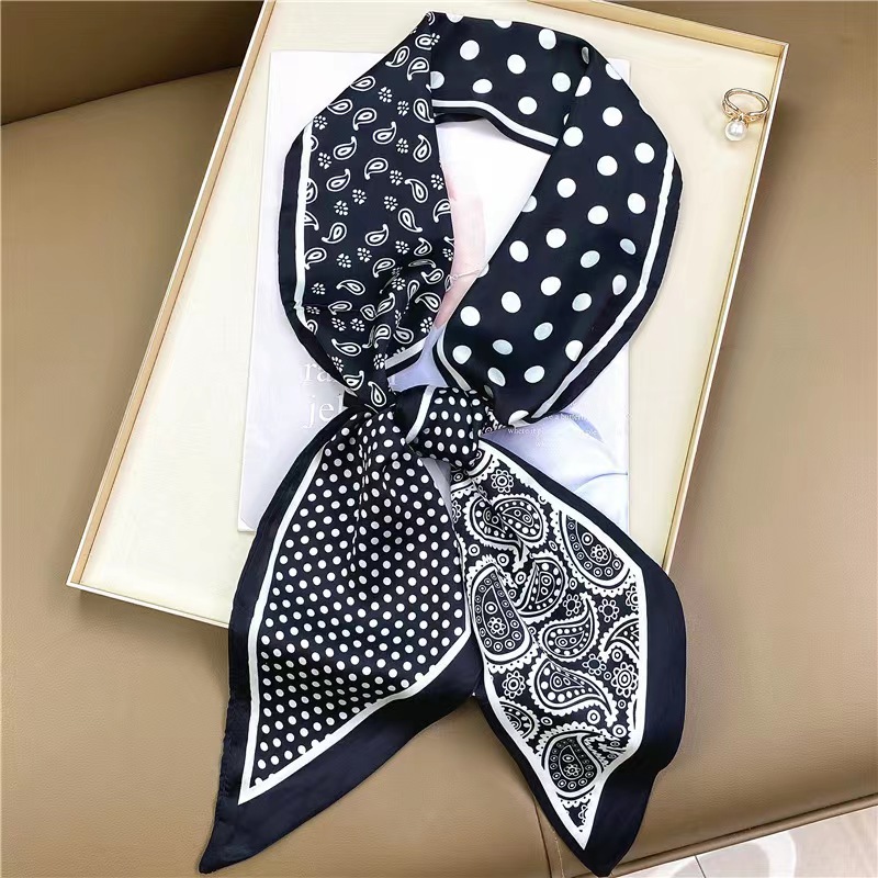 Foulard Quadrato di Lusso in S - Luxury Bags Online recensione e prezzo